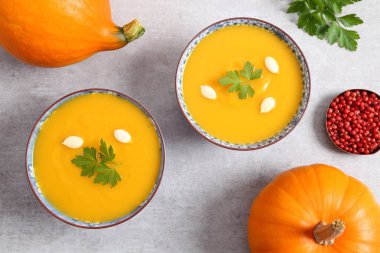 Balkabağı çorbası kase gri arka plan üzerinde. Üstten görünüm.