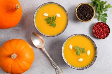 Balkabağı çorbası kase gri arka plan üzerinde. Üstten görünüm.