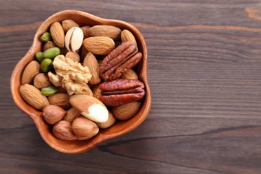 Ahşap kase fındık çeşitleri. Sağlıklı gıda.