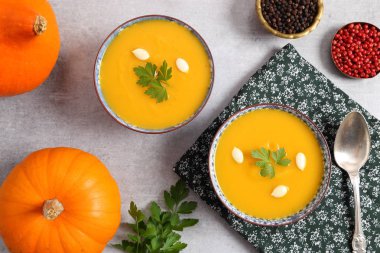 Balkabağı çorbası kase gri arka plan üzerinde. Üstten görünüm.