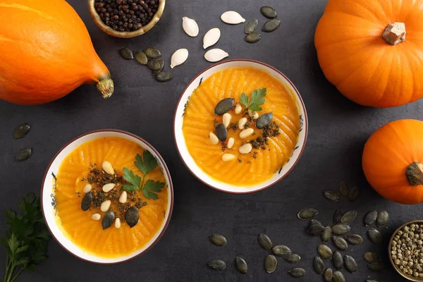 Crème Citrouille Dans Des Bols Sur Fond Noir Vue Dessus — Photo