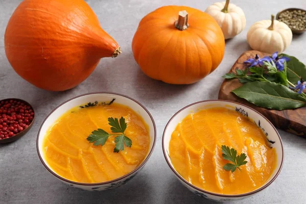 Crème Citrouille Dans Des Bols Des Épices Sur Fond Gris — Photo