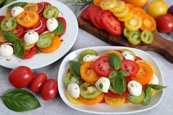 Sałatka Kolorowe Pomidory Bazylią Cebulą Mozzarellą Widok Góry — Zdjęcie stockowe