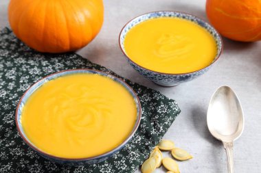 Balkabağı çorbası kase gri arka plan üzerinde. Üstten görünüm.