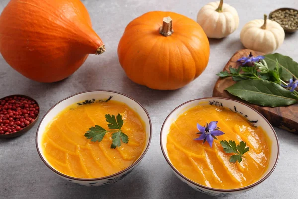 Crème Citrouille Dans Des Bols Des Épices Sur Fond Gris — Photo