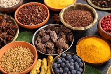 Renkli ve aromatik bitki ve baharat siyah seramik zemin. Üstten görünüm.