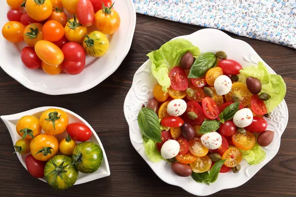 Sallad Färgglada Tomater Mozzarellaost Oliver Kapris Och Basilika Ovanifrån — Stockfoto