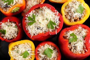 Pirinç, et ve bir pişirme çanağı beyaz peynir ile doldurulmuş biber.