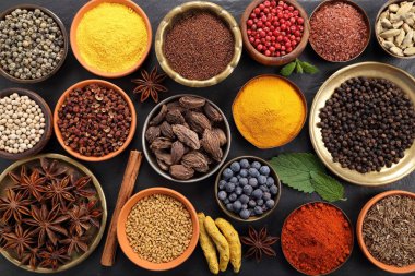 Renkli ve aromatik bitki ve baharat siyah seramik zemin. Üstten görünüm.