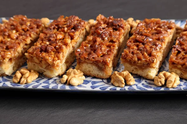 Walnoten Gekarameliseerde Caramelstroop Gebak — Stockfoto