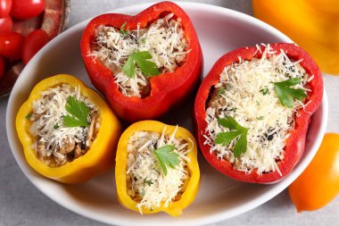 Pirinç, et ve bir pişirme çanağı beyaz peynir ile doldurulmuş biber.