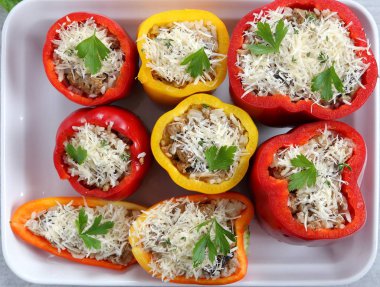 Pirinç, et ve bir pişirme çanağı beyaz peynir ile doldurulmuş biber.