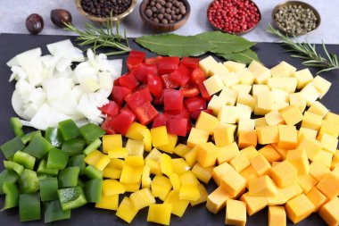 Siyah bir arka plan üzerinde renkli doğranmış sebze.