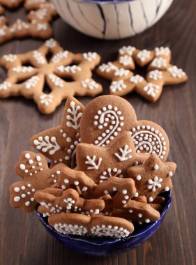 Noel ev yapımı gingerbread çerezleri bir kase. Tatlı gıda.