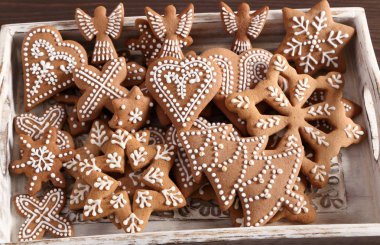Noel ev yapımı gingerbread çerezleri bir ahşap tepsi. Tatlı gıda.