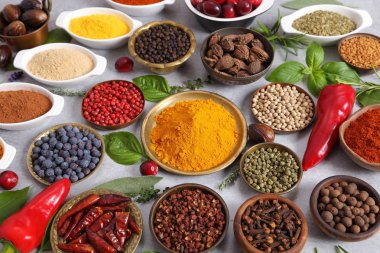 Renkli, aromatik baharat ve hafif bir arka plan üzerinde taze otlar. Üstten görünüm.