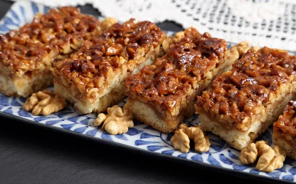 Walnoten Gekarameliseerde Caramelstroop Gebak — Stockfoto