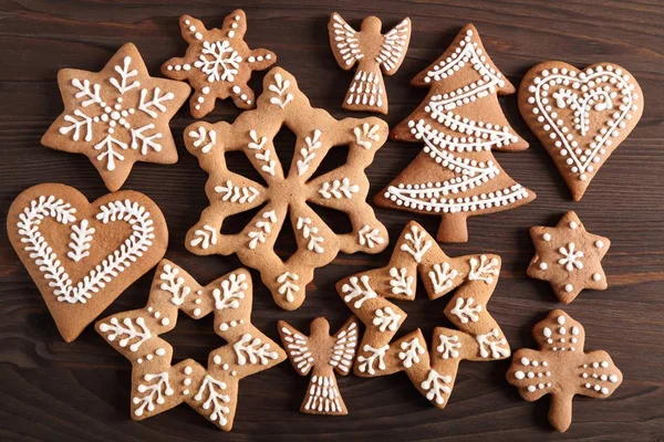 圣诞自制姜饼饼干的木质背景 甜食品 — 图库照片