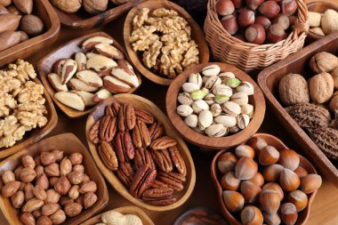 Farklı cevizlerden yapılmış doğal bir arka plan..