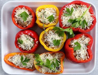 Pirinç, et ve bir pişirme çanağı beyaz peynir ile doldurulmuş biber.