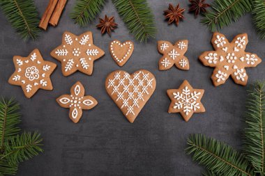 Noel ev yapımı gingerbread çerezleri karanlık bir arka plan üzerinde. Tatlı yiyecek. Üstten görünüm.