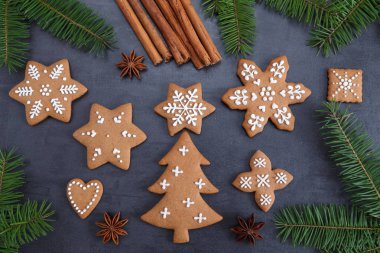 Noel ev yapımı gingerbread çerezleri karanlık bir arka plan üzerinde. Tatlı yiyecek. Üstten görünüm.