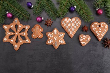 Noel ev yapımı gingerbread çerezleri karanlık bir arka plan üzerinde. Tatlı gıda.
