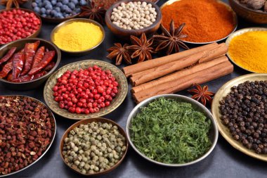 Renkli, aromatik baharatlar, koyu bir arka planda..
