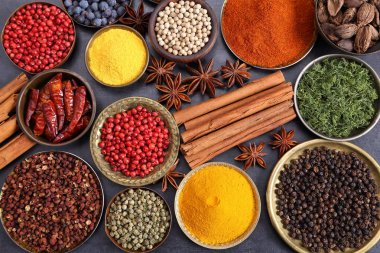 Koyu arkaplan üzerinde renkli, aromatik baharatlar. Üst görünüm.