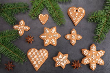 Noel ev yapımı gingerbread çerezleri karanlık bir arka plan üzerinde. Tatlı yiyecek. Üstten görünüm.