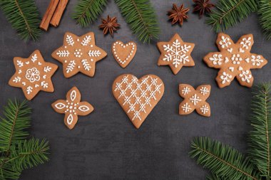 Noel ev yapımı gingerbread çerezleri karanlık bir arka plan üzerinde. Tatlı gıda.