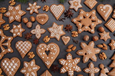 Koyu arkaplanda ev yapımı zencefilli kurabiye. Üst görünüm.