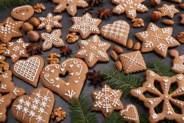 Koyu arkaplanda ev yapımı zencefilli kurabiye. Üst görünüm.