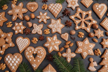 Koyu arkaplanda ev yapımı zencefilli kurabiye. Üst görünüm.