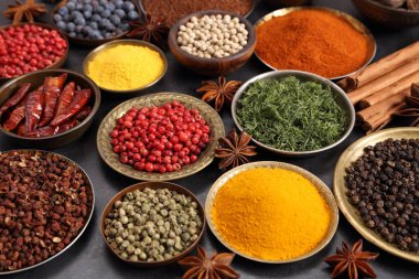 Renkli, aromatik baharatlar, koyu bir arka planda..