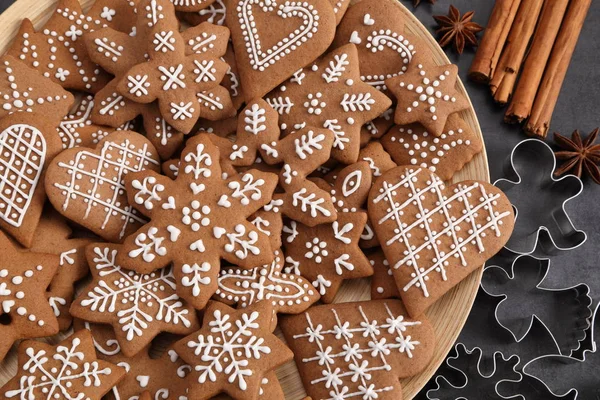 Zelfgemaakte Peperkoek Cookies Een Houten Plaat Bovenaanzicht — Stockfoto