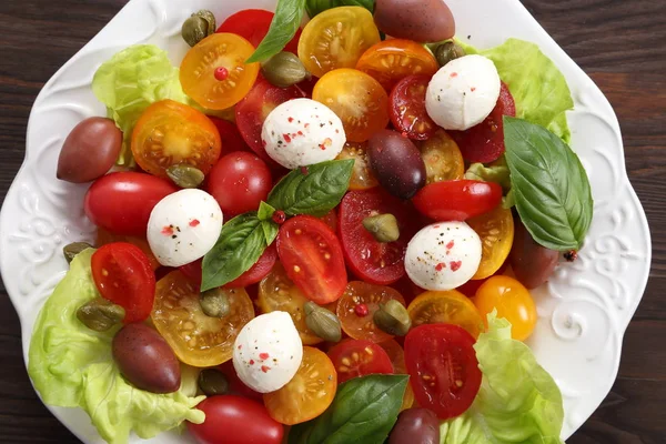 Salade Tomates Colorées Fromage Mozzarella Olives Câpres Basilic Vue Dessus — Photo