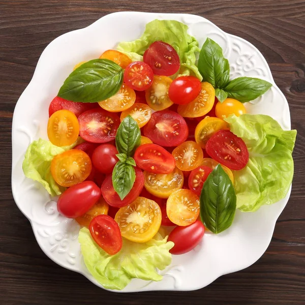 Salade Van Kleurrijke Tomaten Basilicum Bovenaanzicht — Stockfoto