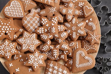 Ev yapımı gingerbread çerezleri ahşap plaka üzerinde. Üstten görünüm.