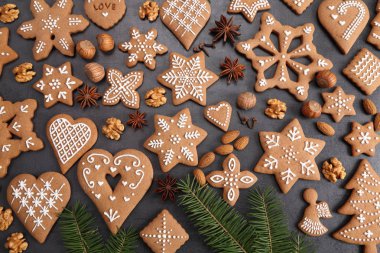 Koyu arkaplanda ev yapımı zencefilli kurabiye. Üst görünüm.