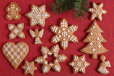 Ev yapımı gingerbread çerezleri kırmızı bir arka plan üzerinde. Üstten görünüm.
