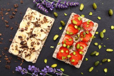 Sandviç meyve: muz ve çikolata, çilek ve fıstık ile.