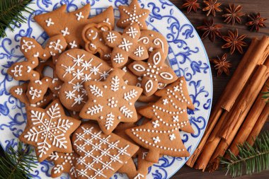Tabakta ev yapımı zencefilli kurabiye. Üst görünüm.