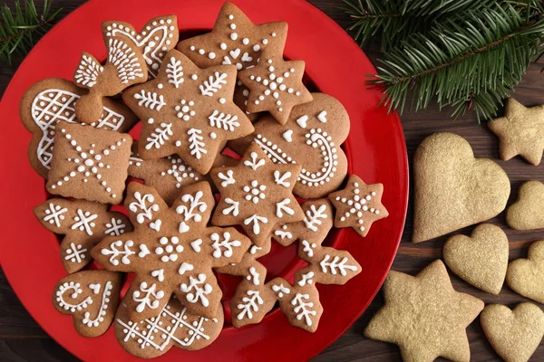 Homemade Gingerbread Cookies Red Plate Top View — Stock Photo, Image
