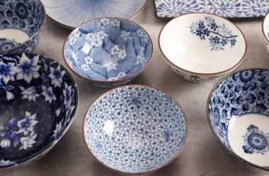 Japon seramik kaseler yakın çekim. Seramik ürünler el tarafından yapılan.