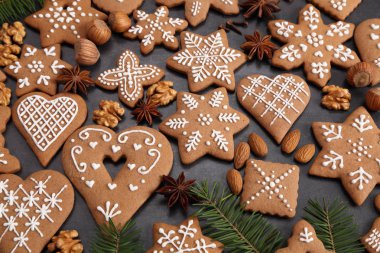 Koyu arkaplanda ev yapımı zencefilli kurabiye. Üst görünüm.