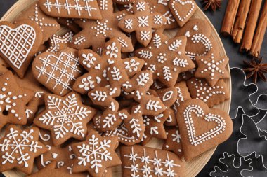 Ev yapımı gingerbread çerezleri ahşap plaka üzerinde. Üstten görünüm.