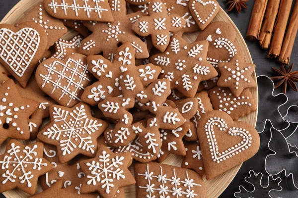 Zelfgemaakte Peperkoek Cookies Een Houten Plaat Bovenaanzicht — Stockfoto