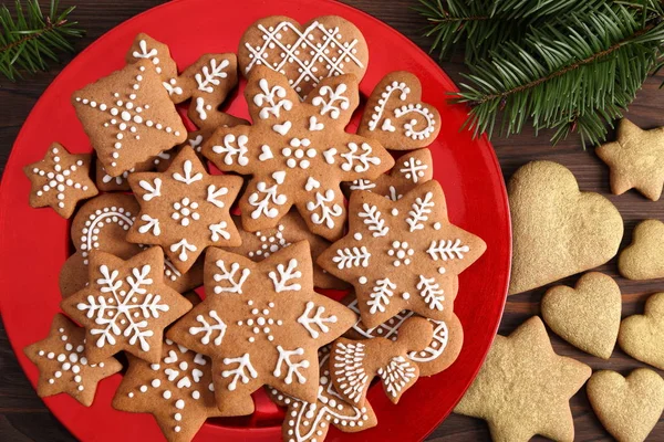 Homemade Gingerbread Cookies Red Plate Top View — Stock Photo, Image