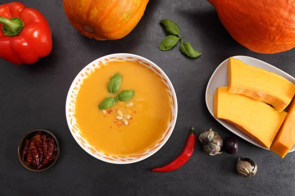 Soupe Citrouille Dans Bol Sur Fond Noir Vue Dessus — Photo